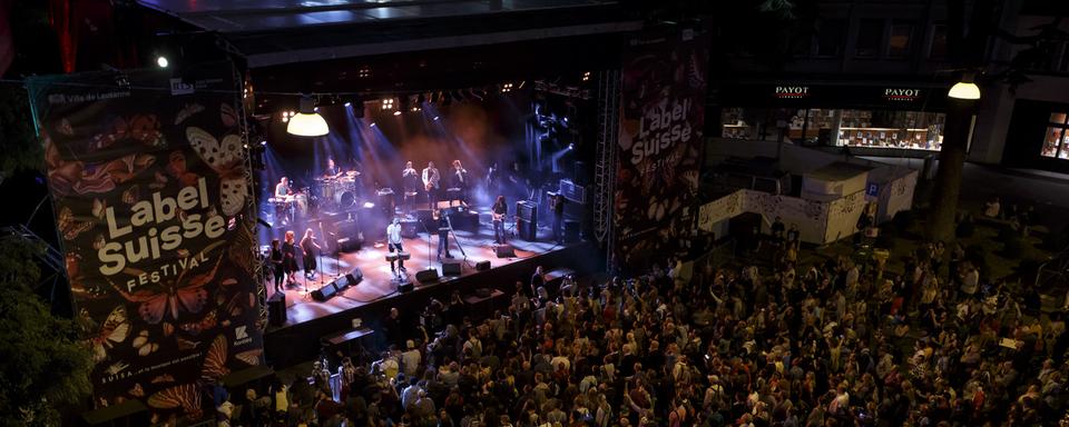 Foule devant la grande scène de Label Suisse à Lausanne, lors du concert de Moonraisers à la Place centrale, le 14 septembre 2018. [Keystone - Salvatore Di Nolfi]