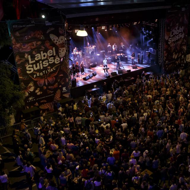 Foule devant la grande scène de Label Suisse à Lausanne, lors du concert de Moonraisers à la Place centrale, le 14 septembre 2018. [Keystone - Salvatore Di Nolfi]