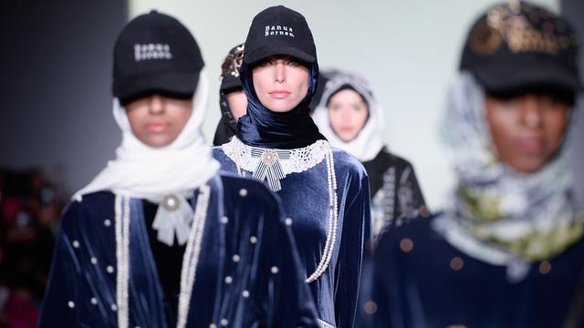 La "mode pudique" à l'honneur de la Fashion Week 2018 de New York, ici avec la collection de Vivi Zubedi. [Getty/AFP - Fernanda Calfat]