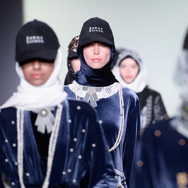 La "mode pudique" à l'honneur de la Fashion Week 2018 de New York, ici avec la collection de Vivi Zubedi. [Getty/AFP - Fernanda Calfat]