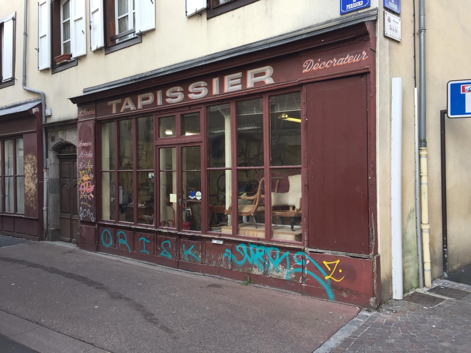 Une boutique fermée, au centre-ville d'Aurillac. [RTS - Blandine Levite]