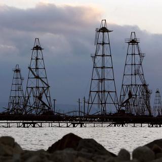 Des plateformes pétrolières sur la mer Caspienne. [Keystone - EPA/Sergei Ilnitsky]
