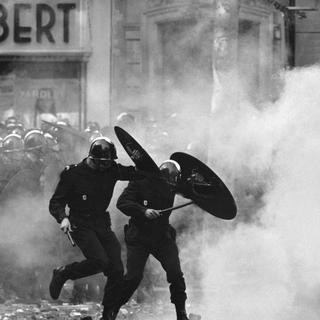 Policiers pris à partie par des étudiants à Paris le 6 mai 1968. [AP/Keystone]