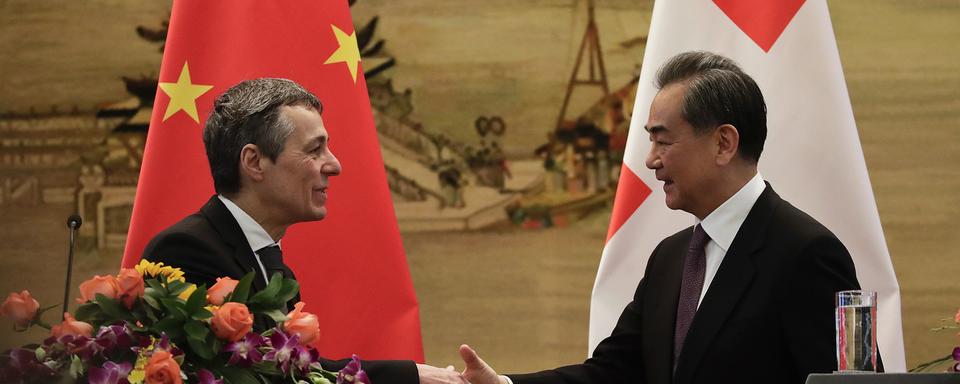 Ignazio Cassis salué par son homologue chinois Wang Yi à Pékin, 03.04.2018. [AP/Keystone - Andy Wong]