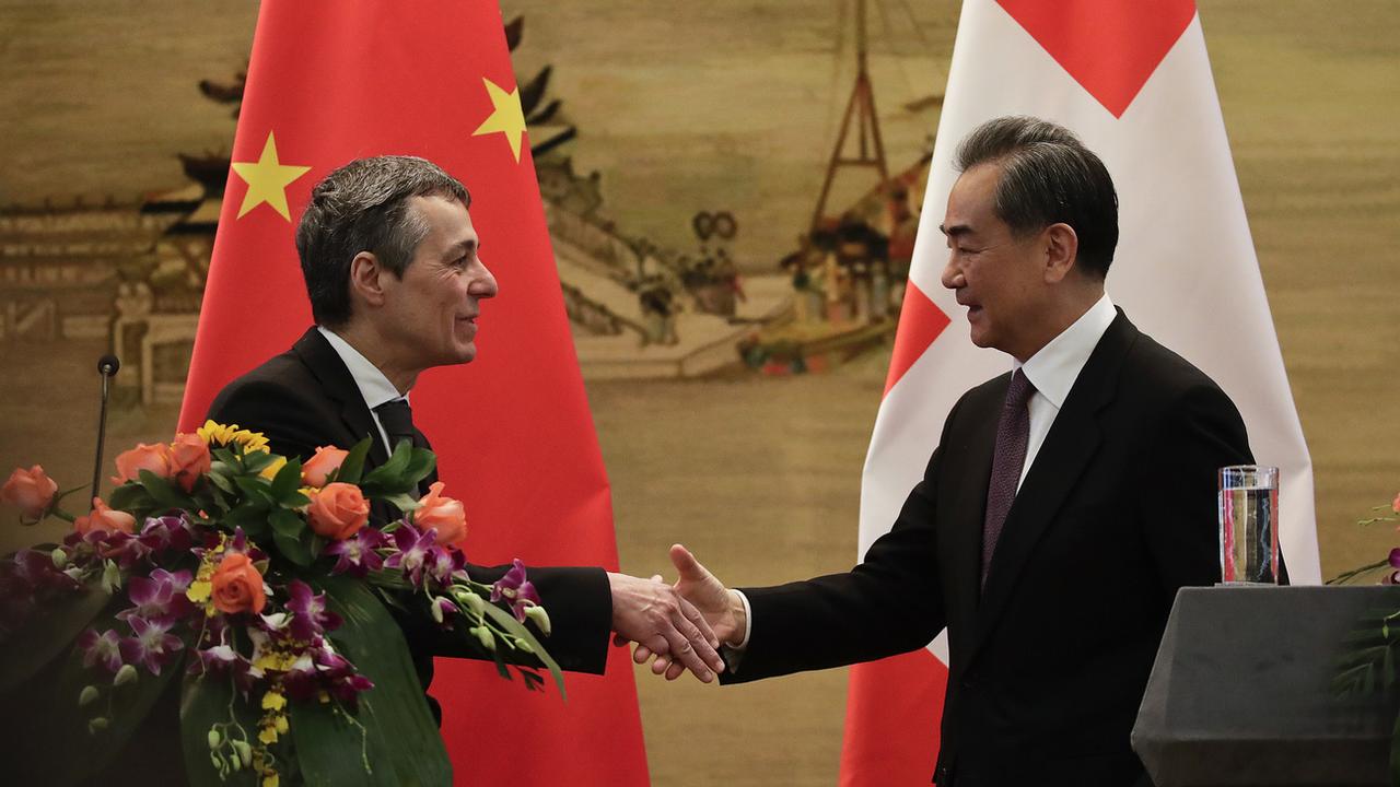 Ignazio Cassis salué par son homologue chinois Wang Yi à Pékin, 03.04.2018. [AP/Keystone - Andy Wong]