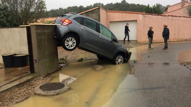 Une voiture emportée par une crue à Villegailhenc, près de Carcassonne. [afp - Eric Cabanis]