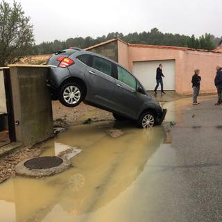 Une voiture emportée par une crue à Villegailhenc, près de Carcassonne. [afp - Eric Cabanis]