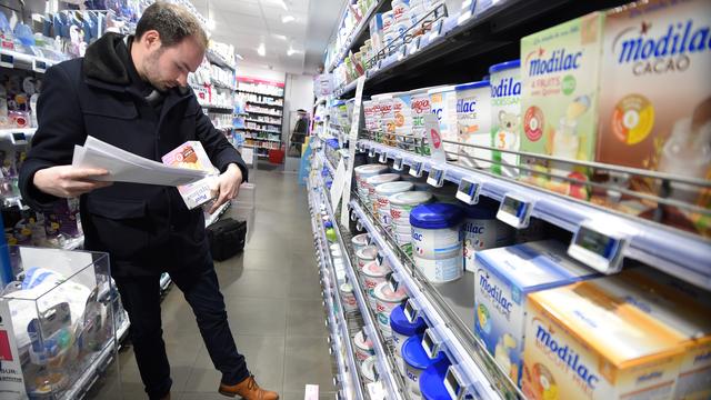 Un membre de la Direction générale de la concurrence, de la consommation et de la répression des fraude (Dgccrf) inspectant des produits laitiers dans une pharmacie d'Orléans (F) le 11 janvier 2018. [AFP - Guillaume Souvant]