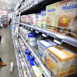 Un membre de la Direction générale de la concurrence, de la consommation et de la répression des fraude (Dgccrf) inspectant des produits laitiers dans une pharmacie d'Orléans (F) le 11 janvier 2018. [AFP - Guillaume Souvant]