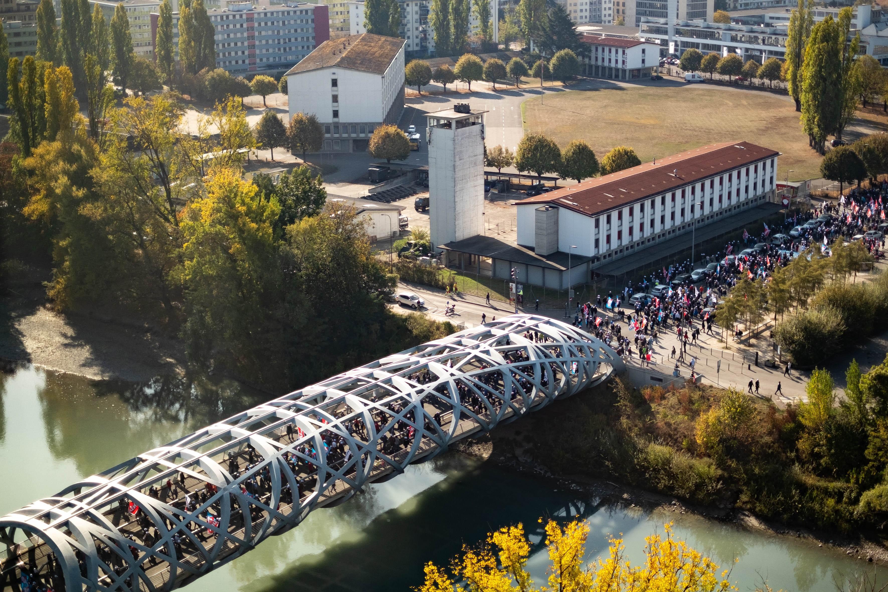La manifestation des maçons est passée sur le Pont Hans Wildorf, à Genève. [RTS - Laurent Bleuze]
