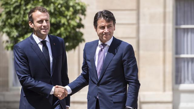 Emmanuel Macron (gauche) en compagnie de Giuseppe Conte dans la cour de l'Elysée à Paris, le 15 juin 2018. [EPA - CHRISTOPHE PETIT TESSON]