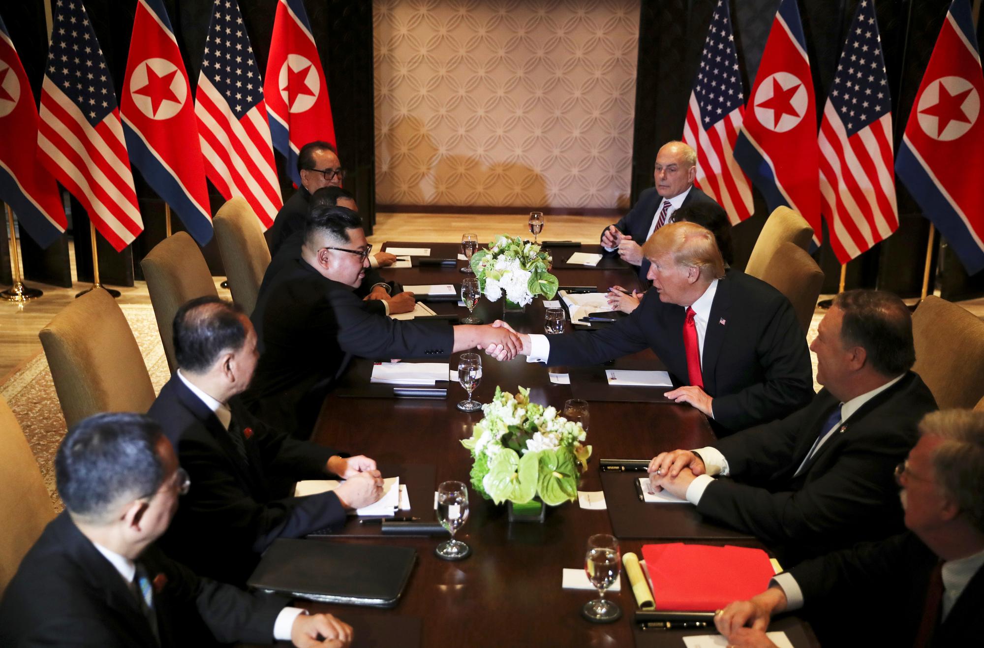 Tête-à-tête entre le président américain Donald Trump et le leader nord-coréen Kim Jong-un. [Reuters - Jonathan Ernst]