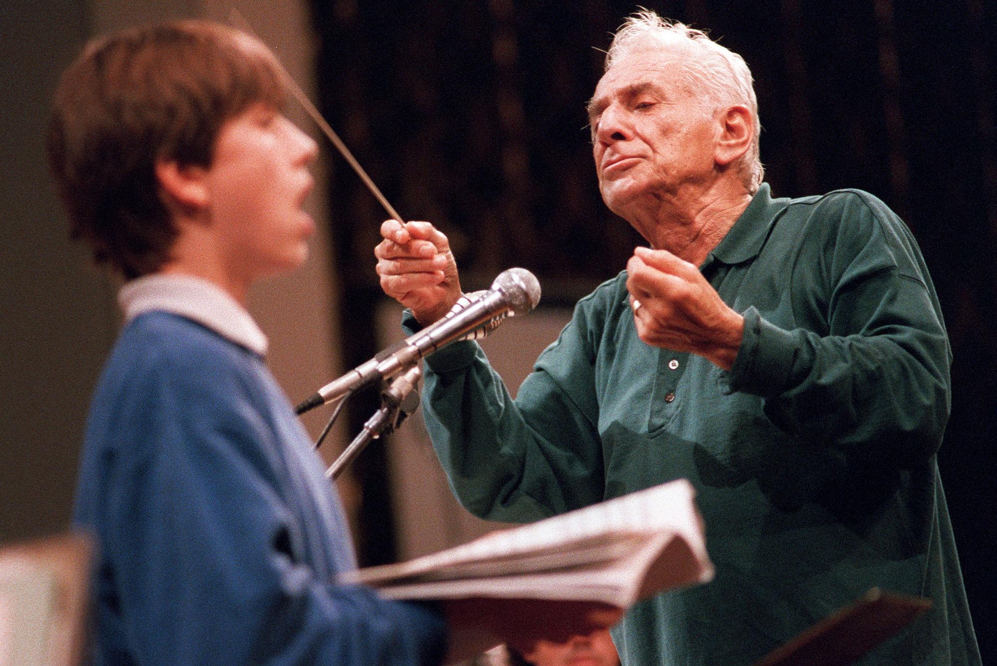 Léonard Bernstein lors d'une répétition le31 août 1989. Pour Bernstein, diriger un orchestre avait toujours une dimension pédagogique. [AFP - JANEK SKARZYNSKI]