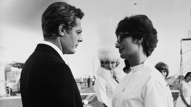 Les acteurs Marcello Mastroianni et Anouk Aimée dans le film "Huit et demi" de Fellini. [Archives du 7eme Art / Photo 12 / AFP]