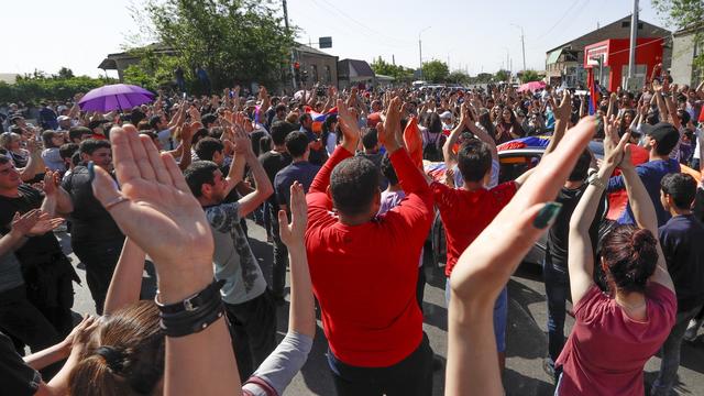 Des dizaines de milliers de manifestants paralysent la capitale arménienne. [keystone - AP Photo/Sergei Grits]