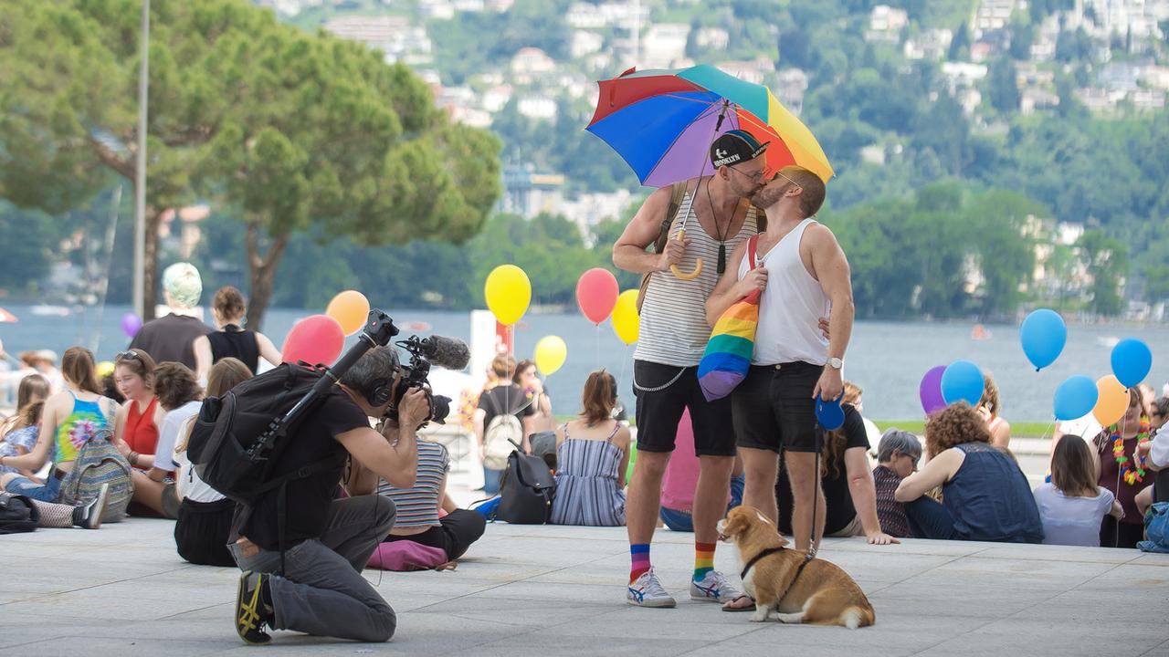 Des participants à la Pride de samedi à Lugano. [Keystone - Ti-Press/Pablo Gianinazzi]