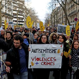 Des milliers de personnes ont participé jeudi 28.03.2018 à la "marche blanche" contre l'antisémitisme à Paris. [Reuters - Gonzalo Fuentes]