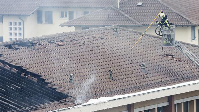 Les pompiers et la police mobilisés contre l'incendie du collège des Crosets à Vevey, le 4 septembre 2017. [Keystone - Cyril Zingaro]