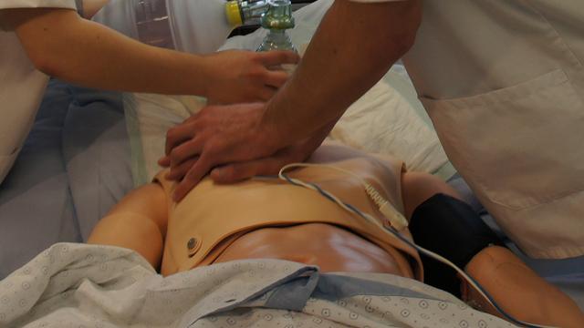 Les écoliers jurassiens pourraient devoir apprendre les gestes de premiers secours. [RTS - Gaël Klein]