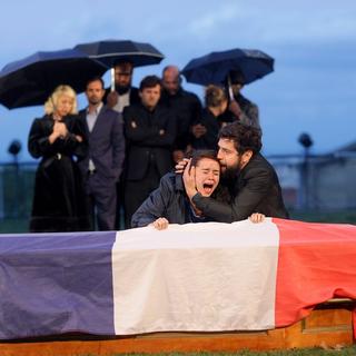 "Jusque dans vos bras", un spectacle des Chiens de Navarre. [chiensdenavarre.com - Yoann Gloaguen / Loll Willems / Philippe Lebruman]