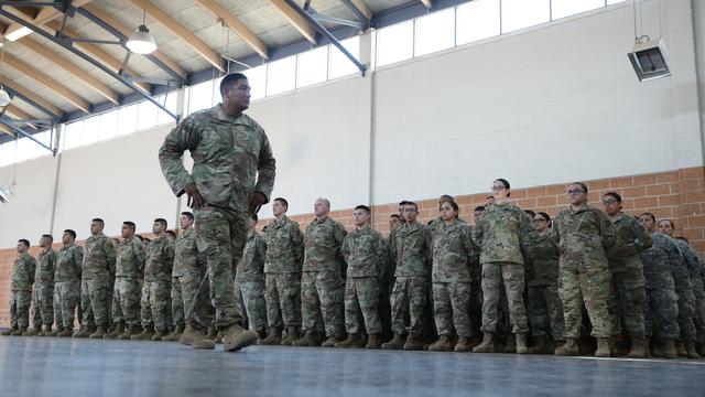 Des membres de la garde nationale américaine déployés dans l'Etat américain du Texas, à la frontière avec le Mexique. [Reuters - Loren Elliott]