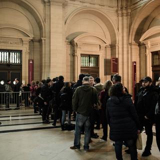 Des journalistes font la file pour entrer dans la salle d'audience du Palais de justice de Paris pour le procès de Jawad B., le 24 janvier 2018. [AFP - Philippe LOPEZ]