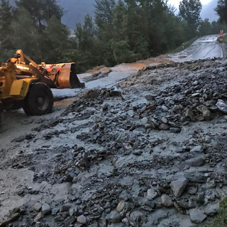 La route entre Vex et Euseigne a été coupée lundi soir dans le Val d'Hérens. [Service valaisan de la mobilité - José Esteve]