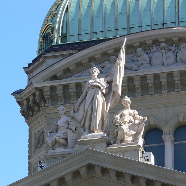 Statue d'Helvetia au sommet du fronton du Palais fédéral de Berne. [WikiCommons - Andreas Praefcke]
