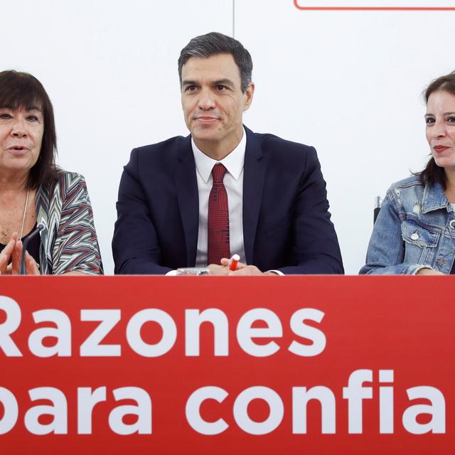 Le Premier ministre espagnol Pedro Sanchez entouré de deux dirigeantes du Parti socialiste ouvrier espagnol (PSOE). [Keystone - Emilio Naranjo]