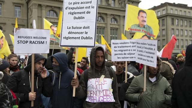 Des migants et des personnes les soutenant ont manifesté à Berne contre le renvoi du territoire suisse.