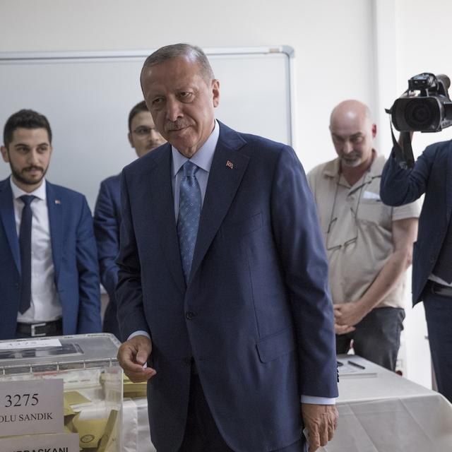 Le président turc Erdogan a voté dimanche à Istanbul. [Keystone - EPA/Sedat Suna]