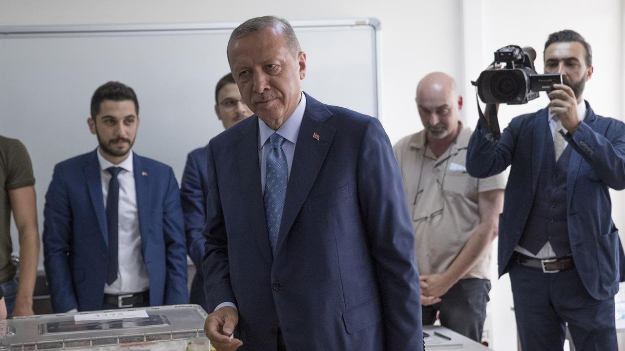 Le président turc Erdogan a voté dimanche à Istanbul. [Keystone - EPA/Sedat Suna]