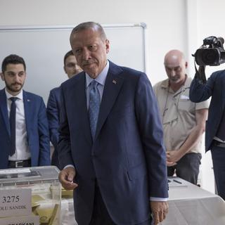 Le président turc Erdogan a voté dimanche à Istanbul. [Keystone - EPA/Sedat Suna]