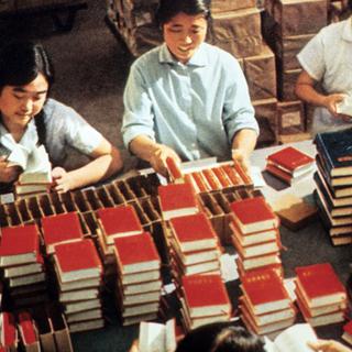 Les employés du gouvernement emballent des copies du "Petit livre rouge" en 1971. [AFP - STR]