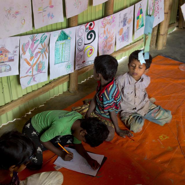 Ils sont quatre millions d'enfants réfugiés dans le monde à ne pas fréquenter les bancs d'école, selon le dernier rapport du HCR [Keystone - AP Photo/Manish Swarup]