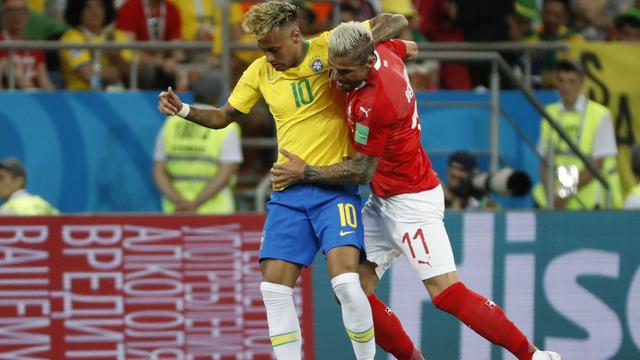 Valon Behrami s'est montré intraitable face à la star Neymar. [EPA/Keystone - SHAWN THEW]