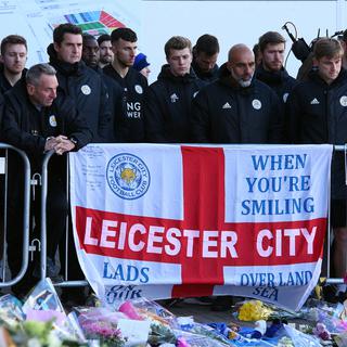 Les joueurs et l'encadrement de Leicester devant le stade, 29.10.2018. [EPA/Keystone - Tim Keeton]