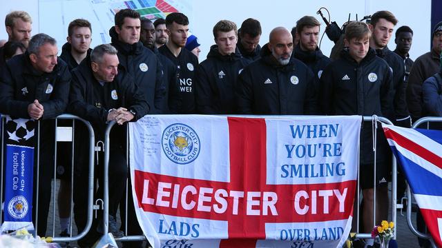 Les joueurs et l'encadrement de Leicester devant le stade, 29.10.2018. [EPA/Keystone - Tim Keeton]