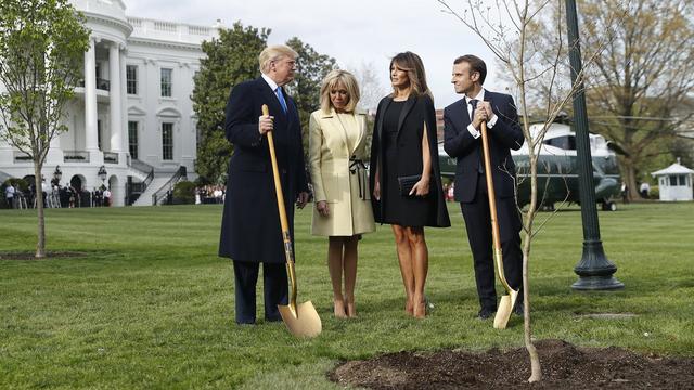 En tenue de soirée et accompagnés de leurs épouses, les deux présidents ont "planté" un chêne d'1,30 mètre dans le jardin de la Maison Blanche. [keystone - SHAWN THEW]