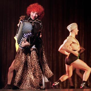 L'accordéoniste Yvette Horner, habillée par Jean-Paul Gaultier, se produit sur la scène du Casino de Paris le 22 décembre 1990. [DERRICK CEYRAC / AFP]