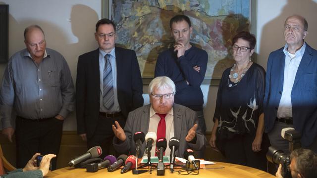 Conférence de presse du maire de Moutier devant les conseillers municipaux, le 5 novembre. Pascal Eschmann est deuxième en partant de la gauche.