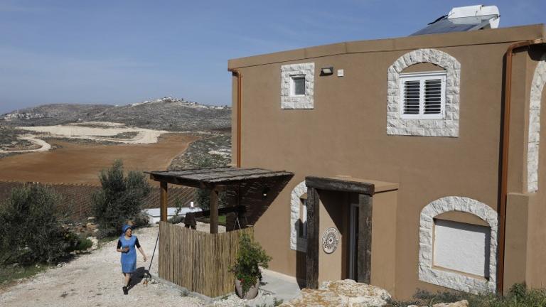 Airbnb a renoncé à proposer ses quelque 200 offres de locations en Cisjordanie. [AFP - Menahem Kahana]
