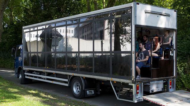 Le camion de Cargo Congo-Lausanne et son gradin intégré.
Rainer Schlautmann
vidy.ch [vidy.ch - Rainer Schlautmann]