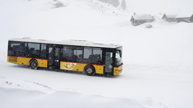 Un car postal roule en direction d'Urnaesch. [Keystone - Gian Ehrenzeller]