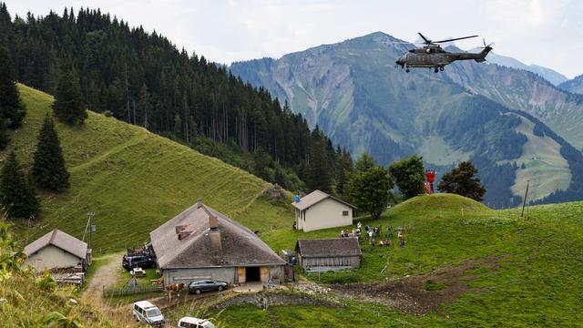 Un hélicoptère Super Puma de l'armée suisse approvisionne l'alpage de la Culand au-dessus de Rossinière (VD). [Jean-Christophe Bott - Keystone]