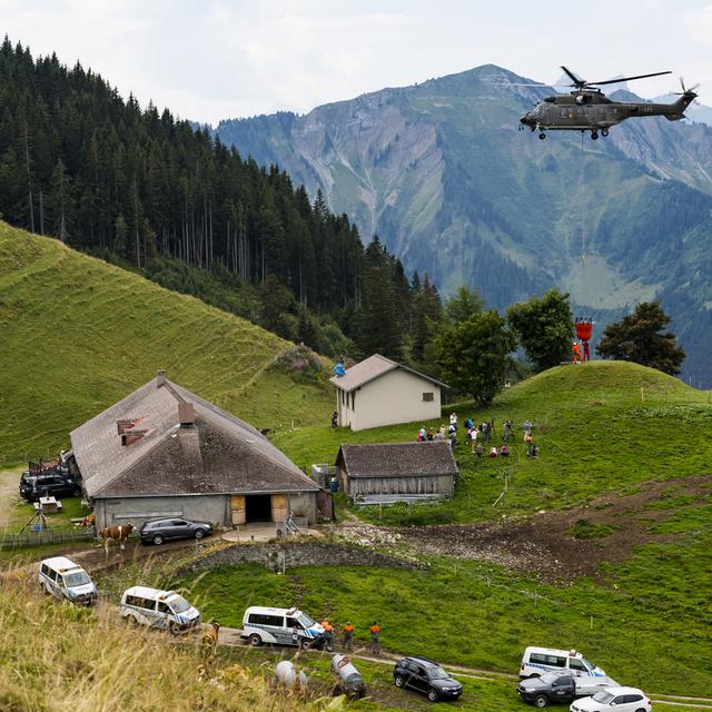 Un hélicoptère Super Puma de l'armée suisse approvisionne l'alpage de la Culand au-dessus de Rossinière (VD). [Jean-Christophe Bott - Keystone]