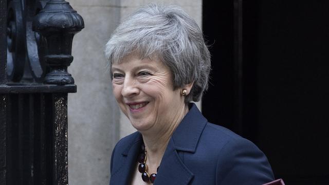 Theresa May se rend au Conseil de ministres pour discuter de l'accod sur le Brexit. [Keystone - EPA/FacundoArrizabalaga]