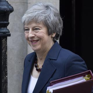 Theresa May se rend au Conseil de ministres pour discuter de l'accod sur le Brexit. [Keystone - EPA/FacundoArrizabalaga]
