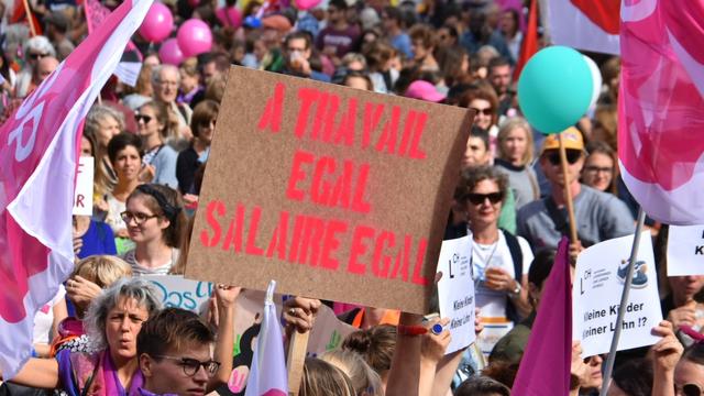 Vingt mille personnes ont manifesté pour l'égalité à Berne samedi. [RTS - Gaël Klein]