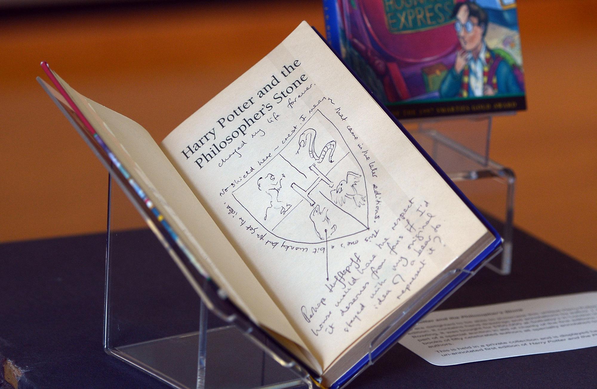 Les notes de J.K. Rowling dans la première édition de "Harry Potter and the Philosopher's Stone", ouvrage exposé à Edimbourg en 2017. [AFP - Neil Hanna]